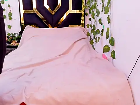 lucywhite13 online show from 10/17/25, 03:14