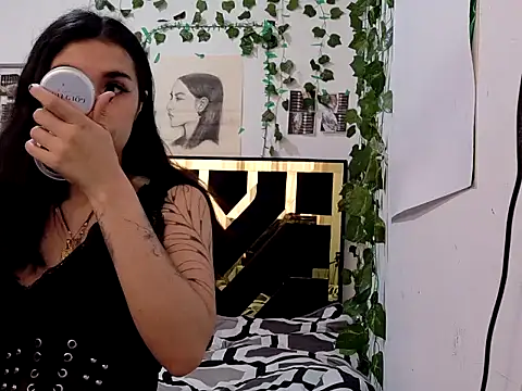 lucywhite13 online show from 09/18/25, 04:32