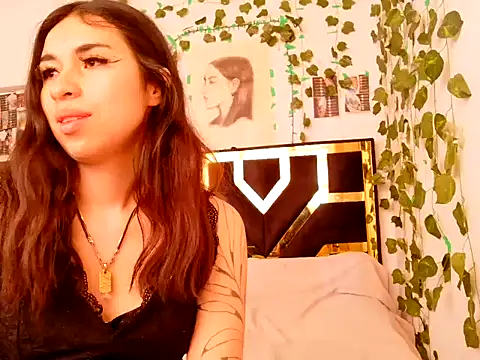 lucywhite13 online show from 10/21/25, 10:09