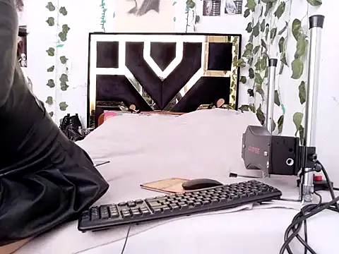 lucywhite13 online show from 11/12/25, 01:15