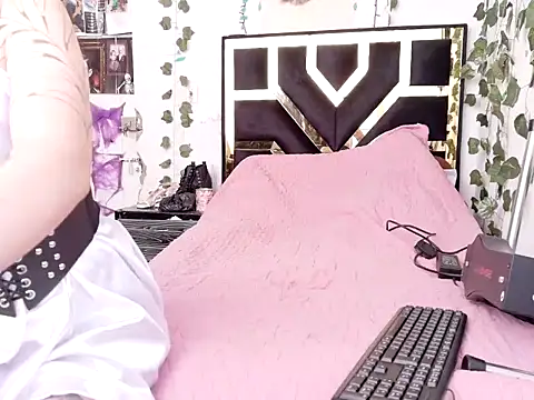 lucywhite13 online show from 11/06/25, 06:34