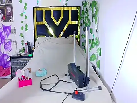 lucywhite13 online show from 10/19/25, 05:43