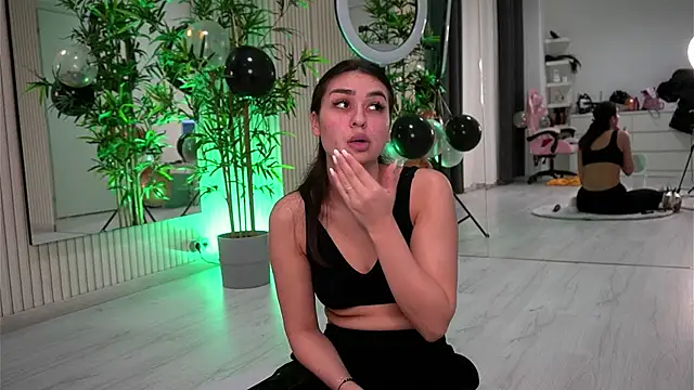 EmmaBlanco online show from 10/31/25, 08:38