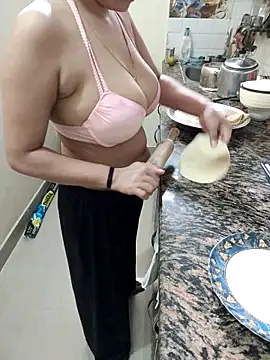 Snapshot of Pihu_Chopra chatting on 10/29/25, 04:44 Pihu Chopra online show from 10/29/25, 04:44