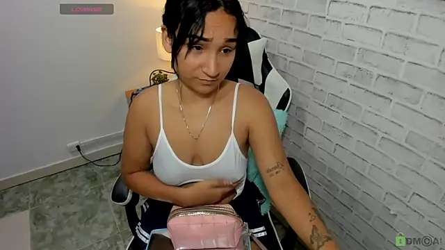 Snapshot of salome_rojas_ chatting on 04/20/26, 05:58 salome rojas online show from 04/20/26, 05:58