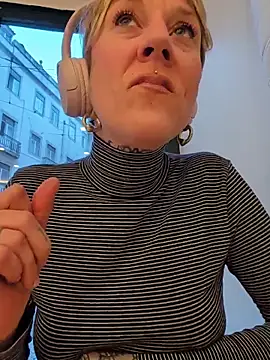 sarahpearlx online show from 12/22/25, 04:51