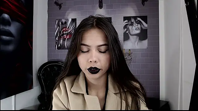 Snapshot of aleesha_cameron02 chatting on 10/20/25, 12:17 aleesha cameron02 online show from 10/20/25, 12:17