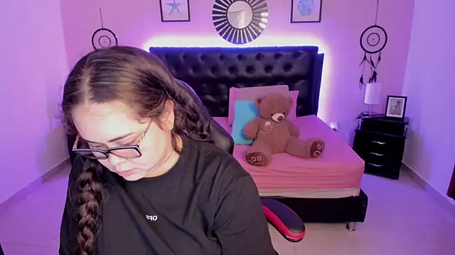 Snapshot of LolaVillalobos chatting on 02/04/26, 12:00 LolaVillalobos online show from 02/04/26, 12:00