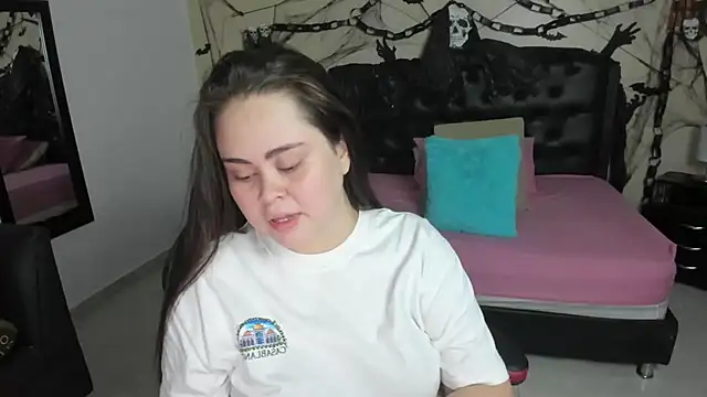 Snapshot of LolaVillalobos chatting on 10/27/25, 02:18 LolaVillalobos online show from 10/27/25, 02:18