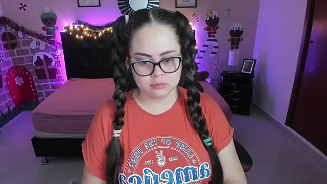 Snapshot of LolaVillalobos chatting on 12/16/25, 11:47 LolaVillalobos online show from 12/16/25, 11:47