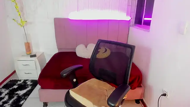 Snapshot of anna_moon11 chatting on 12/23/25, 05:07 anna moon11 online show from 12/23/25, 05:07