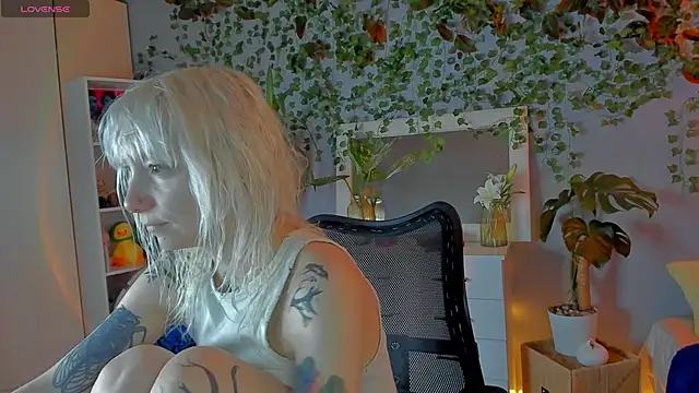 Snapshot of tattoo_art_baby chatting on 06/17/26, 02:00 tattoo art baby online show from 06/17/26, 02:00