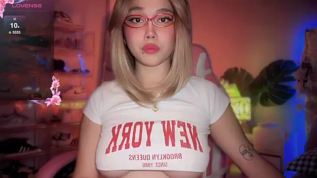 Snapshot of SarasayTS chatting on 09/25/25, 04:57 SarasayTS online show from 09/25/25, 04:57