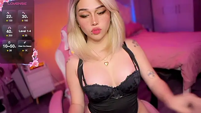 Snapshot of SarasayTS chatting on 12/21/25, 06:53 SarasayTS online show from 12/21/25, 06:53