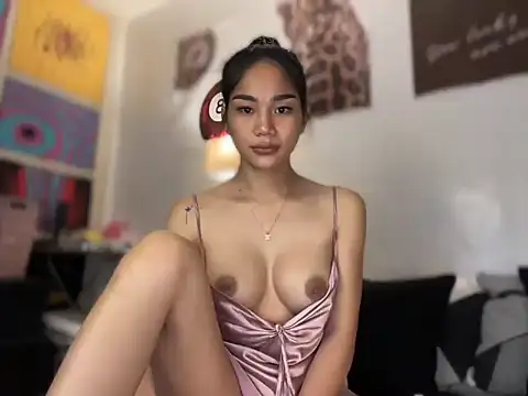 HoleeLaura online show from 11/06/25, 06:45