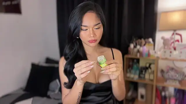 HoleeLaura online show from 10/06/25, 12:17