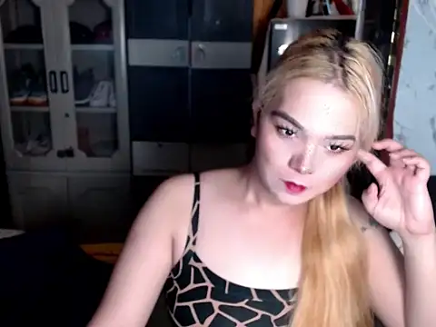 Snapshot of blonditax1111 chatting on 07/18/26, 10:35 blonditax1111 online show from 07/18/26, 10:35