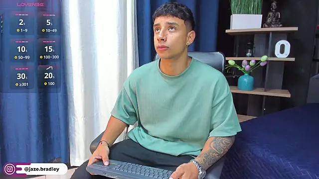 Snapshot of jaze_bradley chatting on 10/30/25, 11:30 jaze bradley online show from 10/30/25, 11:30