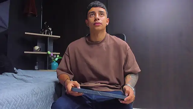 Snapshot of jaze_bradley chatting on 12/15/25, 11:27 jaze bradley online show from 12/15/25, 11:27