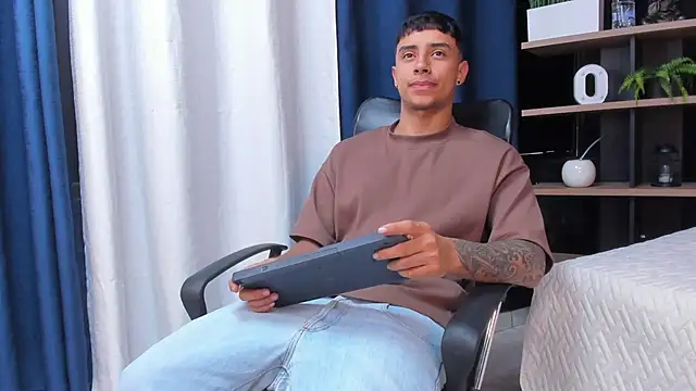 Snapshot of jaze_bradley chatting on 11/27/25, 11:32 jaze bradley online show from 11/27/25, 11:32