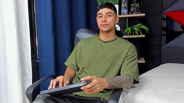 Snapshot of jaze_bradley chatting on 11/26/25, 11:21 jaze bradley online show from 11/26/25, 11:21