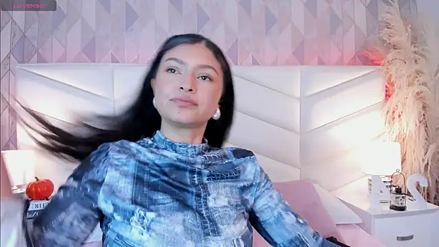 Snapshot of victoria___jonnes chatting on 10/04/25, 12:28 victoria jonnes online show from 10/04/25, 12:28