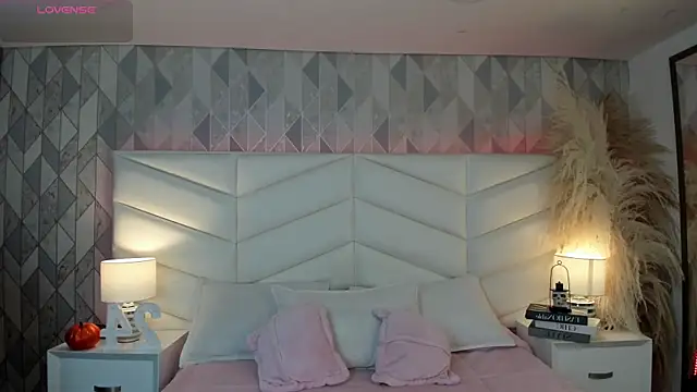 Snapshot of victoria___jonnes chatting on 10/08/25, 11:45 victoria jonnes online show from 10/08/25, 11:45