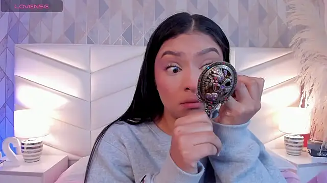 Snapshot of victoria___jonnes chatting on 11/11/25, 12:33 victoria jonnes online show from 11/11/25, 12:33