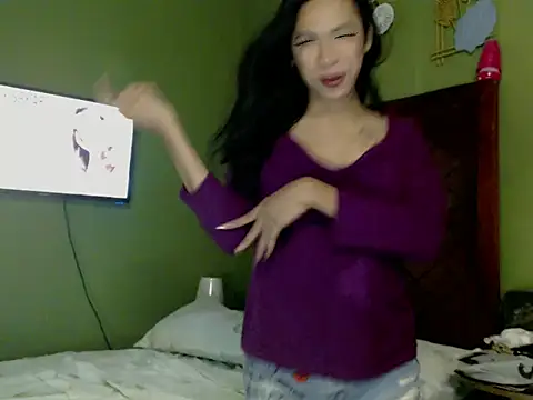 Snapshot of Annaloula chatting on 10/15/25, 03:53 Annaloula online show from 10/15/25, 03:53