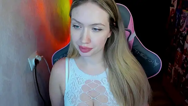 NicoleRiccii online show from 12/17/25, 11:32