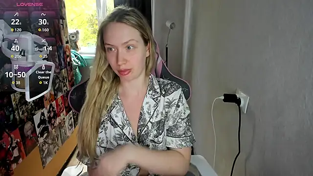 NicoleRiccii online show from 10/10/25, 01:34