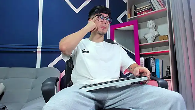 etham wolf  online show from 12/04/25, 01:54