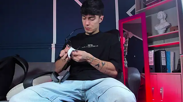 etham wolf  online show from 12/01/25, 03:46