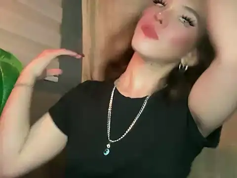 Snapshot of Misselliefayexxx chatting on 02/01/26, 02:43 Misselliefayexxx online show from 02/01/26, 02:43