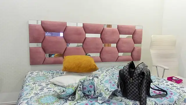 MiiaSmith   online show from 11/08/25, 09:18