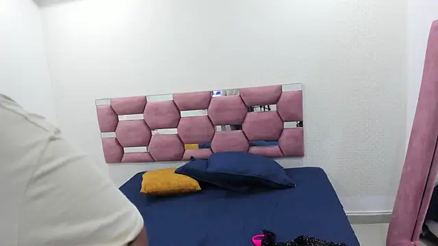 MiiaSmith   online show from 11/18/25, 09:18