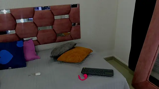 MiiaSmith   online show from 12/03/25, 08:52