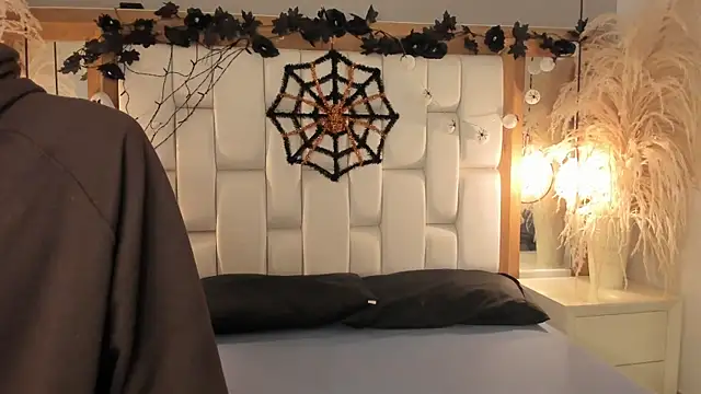 Snapshot of Daphne_And_Roger chatting on 10/24/25, 11:20 Daphne And Roger online show from 10/24/25, 11:20