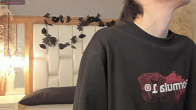 Snapshot of Daphne_And_Roger chatting on 11/06/25, 11:03 Daphne And Roger online show from 11/06/25, 11:03