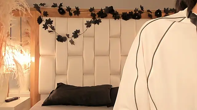 Snapshot of Daphne_And_Roger chatting on 12/15/25, 11:16 Daphne And Roger online show from 12/15/25, 11:16