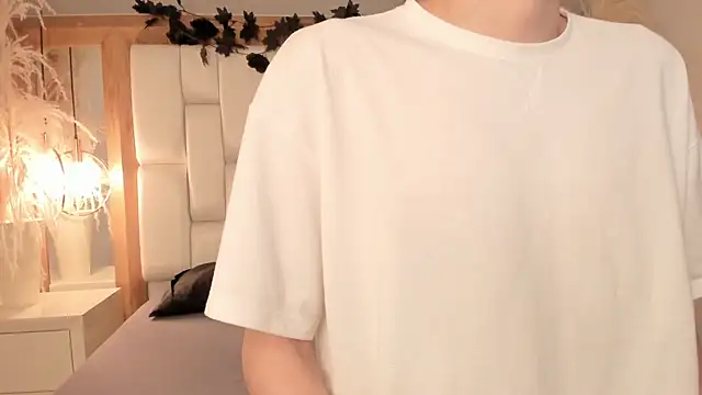 Snapshot of Daphne_And_Roger chatting on 11/19/25, 11:10 Daphne And Roger online show from 11/19/25, 11:10