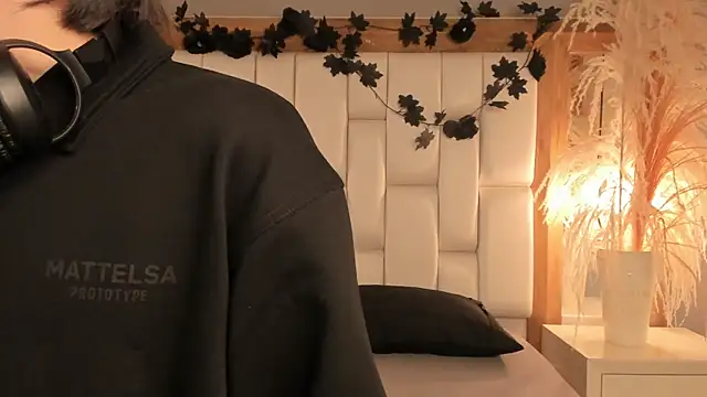 Snapshot of Daphne_And_Roger chatting on 12/18/25, 11:03 Daphne And Roger online show from 12/18/25, 11:03