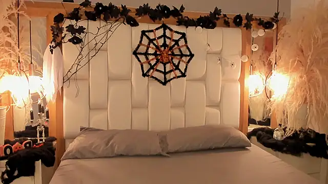 Snapshot of Daphne_And_Roger chatting on 10/26/25, 02:28 Daphne And Roger online show from 10/26/25, 02:28