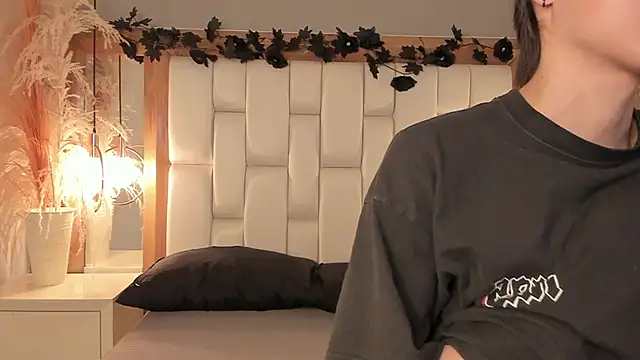 Snapshot of Daphne_And_Roger chatting on 11/07/25, 11:04 Daphne And Roger online show from 11/07/25, 11:04