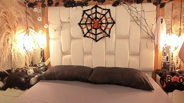 Snapshot of Daphne_And_Roger chatting on 10/31/25, 11:07 Daphne And Roger online show from 10/31/25, 11:07