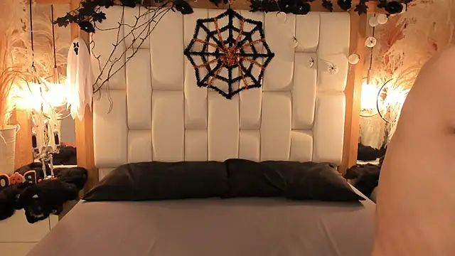 Snapshot of Daphne_And_Roger chatting on 10/25/25, 11:20 Daphne And Roger online show from 10/25/25, 11:20