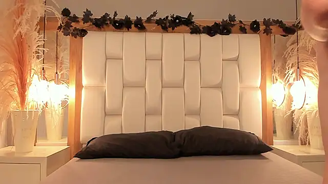 Snapshot of Daphne_And_Roger chatting on 11/01/25, 01:05 Daphne And Roger online show from 11/01/25, 01:05