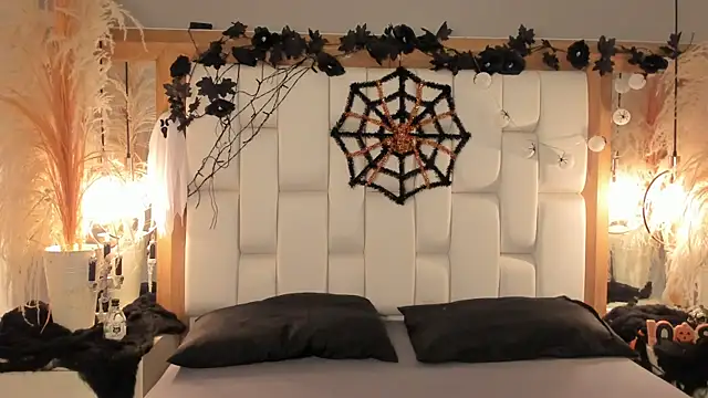 Snapshot of Daphne_And_Roger chatting on 10/29/25, 11:31 Daphne And Roger online show from 10/29/25, 11:31