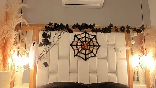 Snapshot of Daphne_And_Roger chatting on 10/30/25, 11:19 Daphne And Roger online show from 10/30/25, 11:19