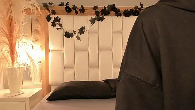 Snapshot of Daphne_And_Roger chatting on 12/14/25, 01:49 Daphne And Roger online show from 12/14/25, 01:49